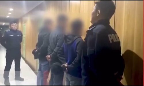 Хүчин хийсэн цагдаа нарын нэг нь амиа хорлохыг завджээ